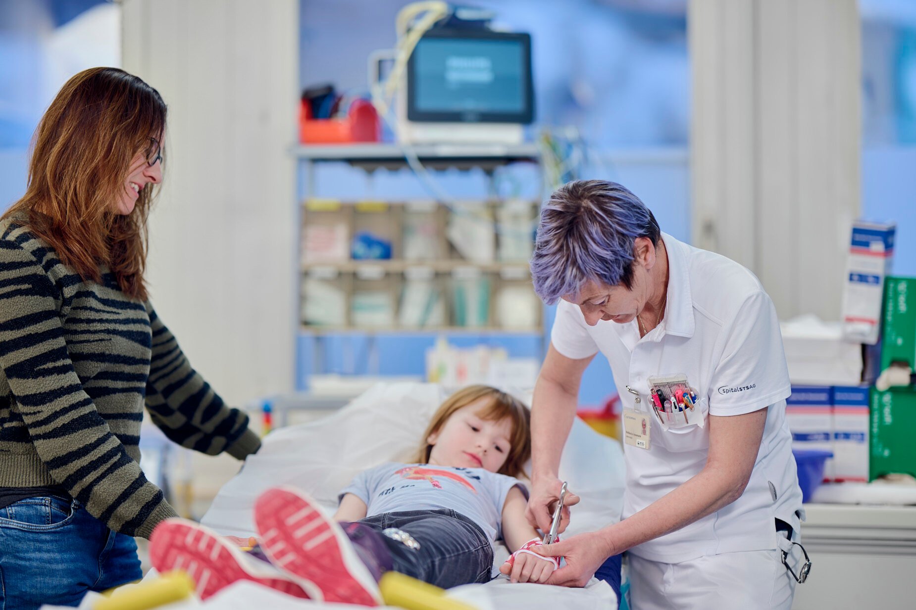 Pflegefachperson schneidet Gips auf