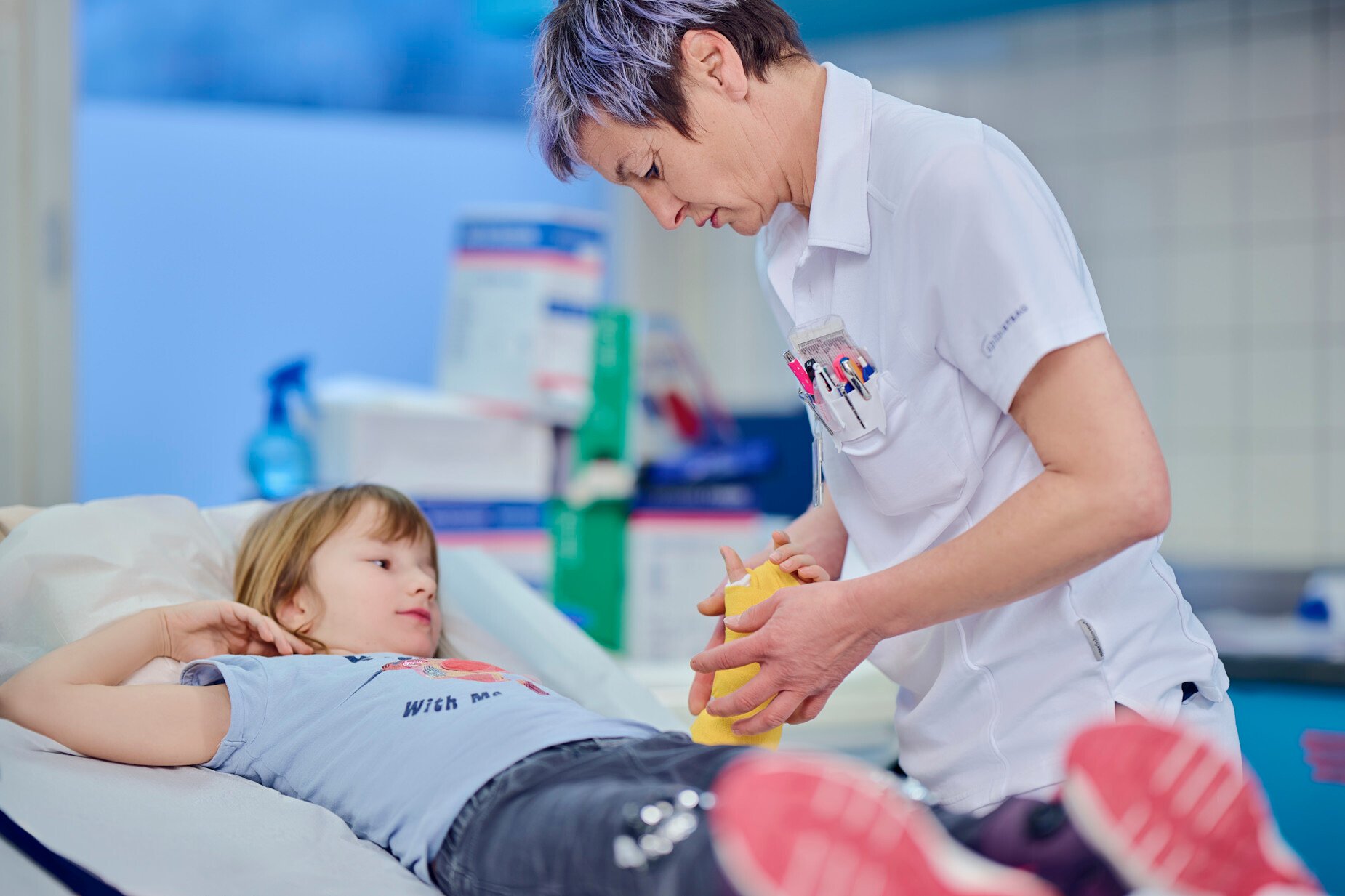 Gips anbringen im Kindernotfall