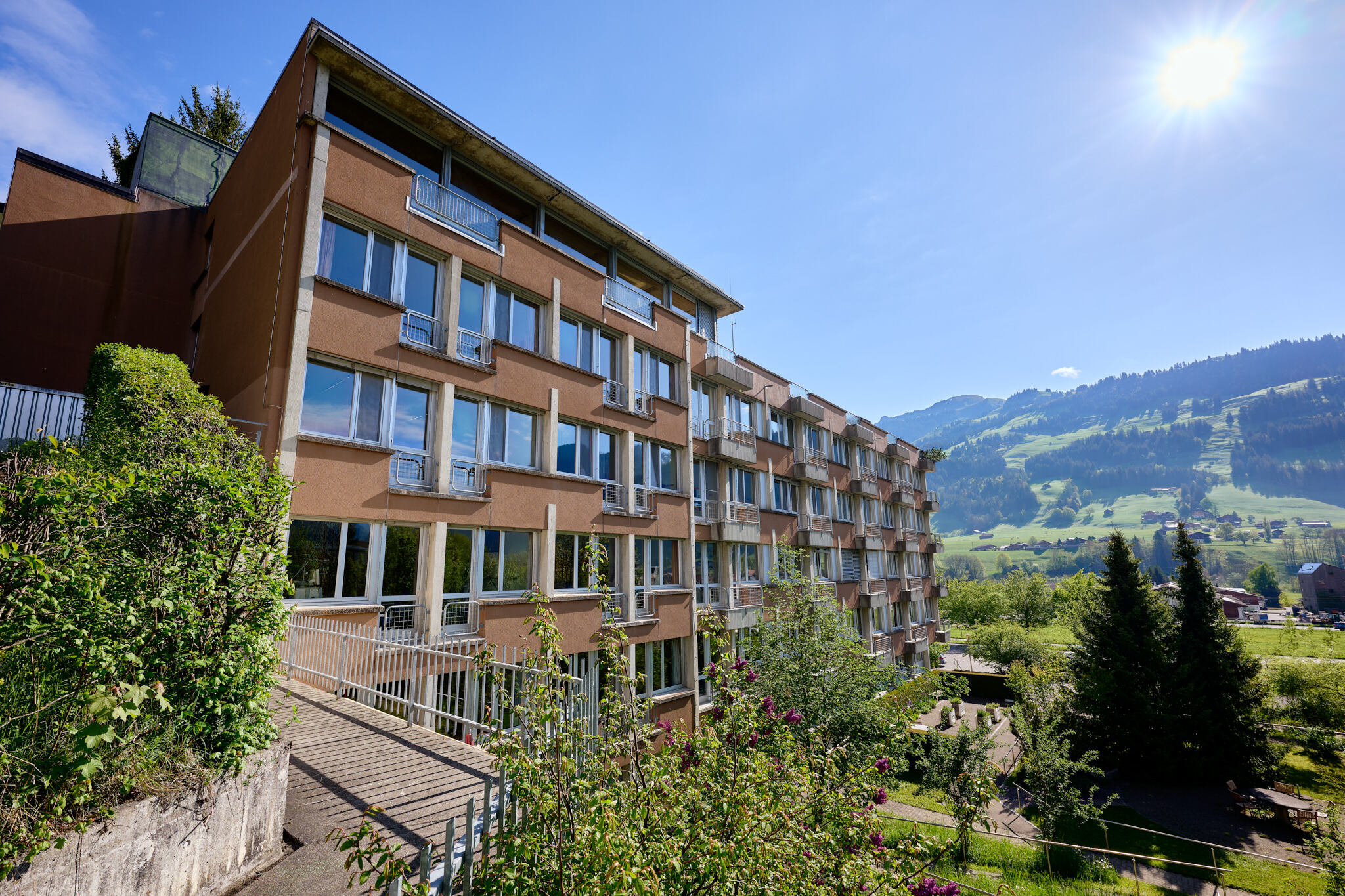 2025-05-10-Spital-Zweisimmen-Gebaeude-andremaurer-ch-0417